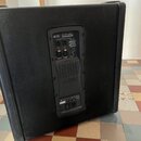 Černý basový reproduktor v texturovaném provedení. Na zadním panelu je nápis dB SUB 650D a ovládací prvky s konektory. V dolní části panelu je vidite…