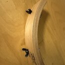 Dřevěný obloukový nástavce s kovovými úchytnými prvky na koncích. Na povrchu je viditelné logo YAMAHA a nečitelný nápis kurzívou. Povrch dřeva vykazu…