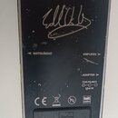 Zadní strana černého wah pedálu s nápisem cry baby a EDDIE VAN HALEN WAH. Uprostřed je umístěn bílý podpis, pod ním jsou popisky INSTRUMENT, AMPLIFIE…
