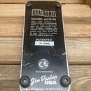 Fotografie zachycuje spodní stranu černého efekt pedálu. Na povrchu je bílý štítek s nápisem MODEL GCB-95 a textem o baterii, pod kterým je uvedeno P…