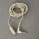 Bílý audio kabel s pravoúhlým 6,3mm jack konektorem na jednom konci a válcovým konektorem na druhém. Kabel je svinutý do kroužku a má žluté ochranné…