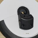 Bílá elektronická činely s černým gumovým okrajem a černým plastovým uchopem uprostřed. Na horní části je vyražený nápis Roland a pod ním nečitelný m…