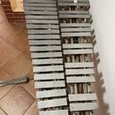 Kytarové vibrafony s kovovými deskami uspořádanými v dvou řadách. Na deskách jsou viditelné písmenná označení tónů, například C, D, E, F, G, A, B. Ná…