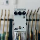 Bílý efekt pedál s nápisem OCTAVE REVERB. Na horní části jsou tři černé ovládací knoflíky s popisky VERB, OCTAVE a DECAY, dále je zde přepínač UP/DOW…