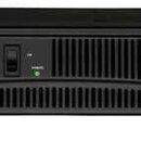 Černý rackový výkonový zesilovač s nápisy QSC AUDIO a RMX 2450 PROFESSIONAL POWER AMPLIFIER. Na předním panelu se nachází vypínač, kontrolka POWER a…