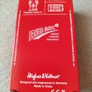 Zadní strana červeného efektpedálu s bílými nápisy. Uprostřed je logo RED BOX 5 a text Guitar Cabinet Simulator, v dolní části nápis Hughes & Ketner…