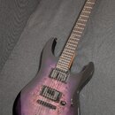 Elektrická kytara s fialovým gradientem a viditelnou strukturou dřeva na těle. Má dva humbuckery, jeden ovládací knoflík a přepínač zvuků. Na hlavě j…