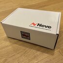 Bílá papírová krabice s logem Neve a nápisem Crafted in England by Neve engineers. Na boku je nalepená čtvercová nálepka s textem GENUINE Neve HARDWA…