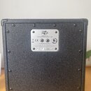 Zadní strana černého kytarového komba s texturovaným povrchem. Na stříbrném kovovém štítku je logo "Blackstar", nápis "MODEL BH110" a "MAX POWER INPU…