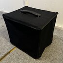 Černý textilní kryt čtvercového tvaru s rukojetí z černého syntetického materiálu. Povrch je hladký a bez viditelných značek, log nebo nápisů. Stav k…