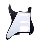 Černý plechový pickguard pro elektrickou kytaru s třemi výřezy pro snímače. Povrch je hladký a lesklý, bez viditelných značek, log nebo nápisů. Na ok…