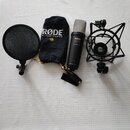 Fotografie zobrazuje sadu mikrofonu a příslušenství v černé barvě. Na kondenzátorovém mikrofonu je nápis RØDE NT1 5TH GENERATION a logo DUALCONNECT.…