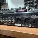 Zadní strana černého přístroje s nápisem BOSS Corporation MADE IN TAIWAN. Na panelu jsou viditelné vstupy a výstupy s označením EXT CTL, CTL IN, MIDI…