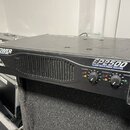 Černý výkonový zesilovač v rackovém provedení. Na horní části a předním panelu je bílý nápis EUROPOWER a modelové označení EP2500 s doplňkem 2x1200 W…