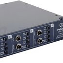 Šedý rackový pasivní DI box s kovovým šasi. Na pravé straně je bílý nápis „Palmer audio tools PAN16 8/16 CHANNEL PASSIVE DI BOX“ s logem výrobce. Zař…
