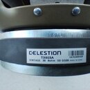 Detail zadní části reproduktoru s kovovým rámem v olivové barvě. Na černém magnetu je bílá nálepka s nápisy CELESTION, T3903A, VINTAGE 30 8ohm 50 GG0…