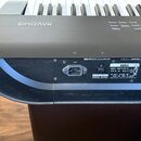 Černý digitální klavír s bílými a černými klávesami. Na horní části je nápis NAUTILUS MUSIC WORKSTATION a na zadním panelu logo KORG, model NAUTILUS-…