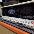 Kytarový zesilovač v bílém krytu s černou mřížkou, na které je umístěno logo EVH. Na pravé straně mřížky je nápis 5150 III. Přední panel obsahuje řad…