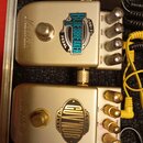 Dvě efektové pedály značky Marshall v béžovém provedení. Horní pedal má nápis BLUESBREAKER PEDAL a označení BB-2, s ovládacími knoflíky MODE, DRIVE,…