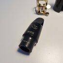 Černý munzpun na saxofon s zlatými nápisy. Na povrchu je uveden model Rc, značka MEYER a text MADE IN U.S.A. V horní části je vidět zlatý ligaturek a…