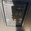 Zadávací panel černého aktivního reproduktoru. Jsou zde viditelné nápisy BLUETOOTH, SYNC & BODY, EQ +, POLARITY, SIGNAL, LIMIT, POWER, MASTER VOLUME…