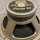 Fotografie znázorňuje reproduktor s hnědým kovovým rámem a černou membránou. Na horním krytu je štít s nápisy CELESTION LOUD SPEAKERS, G12, 8ohms a V…