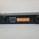 Černý elektronický bicí modul s displejem a ovládacími prvky. Na zařízení je bílý nápis ALESIS, pod ním modré označení D4 a text HIGH SAMPLE RATE 16…