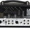 Zadní strana černého kytarového komba s koženým povrchem a rukojetí. Na bílém panelu jsou vidět nápisy: 50/60 Hz 90 WATTS, FUSE, MSDI (MIC SIMULATED…