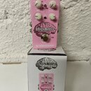 Růžový kytarový pedál s nápisy BRAINWAVES PITCH SHIFTER a tc electronic. Na horní části jsou ovládací prvky s popisky FX TYPE, MIX, VOICE 1 a VOICE 2…