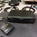 Černý bezdrátový systém složený z přijímače a vysílače. Na přijímači je nápis SR450 STATIONARY RECEIVER, logo ANS a nápis DATA UPLINK. Menší vysílač…