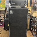 Sada basového zesilovače a reproduktorové skříně v černé barvě. Horní část obsahuje rack s nápisy SVPCL a ampeg SVT-300. Spodní reproduktorová skříně…