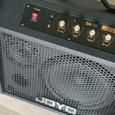 Černý kombo zesilovač s kovovou mřížkou. Na ovládacím panelu je nápis DA-30, logo JOYO a čtyři otočné ovladače s popisky B.T VOL., BASS, TREBLE a DR…