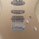 Bežová elektrická kytara s matným povrchem. Na dvou horních snímačích je nápis TESLA a na spodním snímači nápis Seymour Duncan. Kytara má chromovaný…