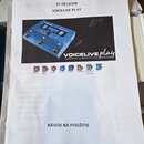 Fotografie zachycuje papírový návod v bílé barvě, na kterém je nápis TC HELICON VOICELIVE PLAY a NÁVOD NA POUŽITIE. Uprostřed je obrázek modrého efek…