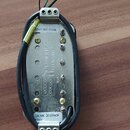 Kytarový snímač s kovovým krytem a čtyřvodičovým kabelem. Na zadní straně je nápis Seymour Duncan a Made in America. Jsou zde dvě nálepky s texty SNO…