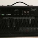 Zadní strana černého kytarového komba s kovovou síťovkou. Na horním panelu jsou viditelné nápisy Randall RH50T TUBE GUITAR AMPLIFIER, EFFECTS LOOP s…