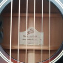 Detail vnitřku akustického nástroje s viditelnou štítkem. Na štítku je logo The Loar a nápisy Model LH-250-SN, Serial Number A1 11178 7 a Made in Chi…