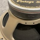 Detailní pohled na reproduktor s béžovým kovovým rámem a černou membránou. Na horním krytu je vidět nápis „Vintage 30“ a text „INTERNATIONAL LTD. FOX…
