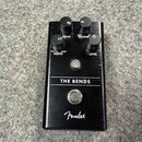 Černý kytarový efekt s nápisy THE BENDS a Fender. Na horní straně jsou čtyři ovládací knoflíky s popisky DRIVE, RECOVERY (částečně zakrytý), BLEND (s…