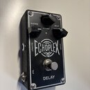 Kytarový efekt DELAY značky ECHOPLEX v černém provedení s bílým nápisem. Na horní straně jsou tři černé otočné ovratidla s popisky SUSTAIN, VOLUME (s…