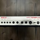 Zadní strana stříbrného zařízení s nápisy AKAI professional a MPC SAMPLE. Jsou zde viditelné konektory s popisky PHONES, SYNC OUT, MIDI OUT, MIDI IN,…
