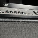 Černý basový zesilovač s nápisy Ampeg a B2R. Přední panel obsahuje vstup INPUT, přepínač PAD, čtyři otočné ovladače s popisky GAIN, BASS, ULTRA MID a…