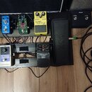 Sestava efektů na černém pedalboardu. V horní řadě jsou pedály s nápisy Bip lofi, Green Mamba Custom a SUPER OverDrive SD-1. V dolní řadě se nachází…