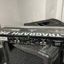 Zadní strana černého rackového zařízení s bílými nápisy. Na šasi je uveden název ULTRAGRAPH PRO a model BEHRINGER® ULTRAGRAPH PRO MODEL FBQ1502. Jsou…