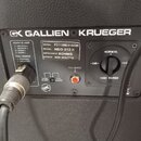 Záběr na zadní panel reproduktorové skříně s nápisem GK GALLIEN KRUEGER. Na štítku jsou uvedeny údaje SERIAL FC1139B03102048, MODEL NEO 212 II, IMPED…