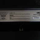 Fotografie zachycuje zadní štítku s technickými údaji na černém kytarovém kombu. Je zde viditelné logo LINE 6 a nápis SPIDER IV 15 AMPLIFIER – 15 WAT…