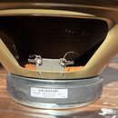 Fotografie zachycuje zadní část reproduktoru se zlatým rámem. Na magnetu je bílý štítek s nápisy CELESTION, T4416B VINTAGE 30 16Ω, MADE IN UK a kód 0…