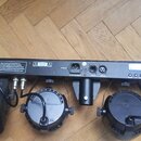 Zadní strana černého světelného systému s třemi reflektory. Na horní liště jsou viditelné nápisy POWER, AC220-240V, 50/60Hz, DMX IN, DMX OUT a MIC, s…