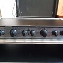 Černý rackový efektový procesor s ovládacími knoflíky a přepínači. Na panelu jsou viditelné sekce MULTIEFFECT a REVERB s různými nápisy funkcí, jako…