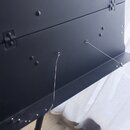 Černý skladovací pupit na stojanu s nápisem HERCULES v horní části. Pupit je vyroben z matního materiálu a drží jej dvě kovové rozpěrné tyče. Na spod…